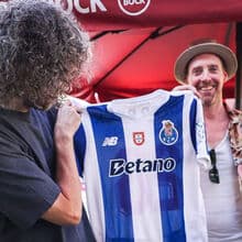 <![CDATA[ Kaiser Chiefs visitaram stand do FC Porto no Rock in Rio e receberam camisola personalizada ]]>