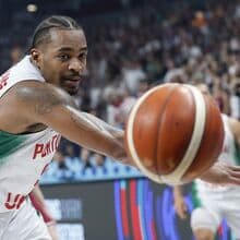 <![CDATA[ Travante Williams sai lesionado na derrota de Portugal em teste com a Suíça ]]>