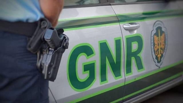 Homem com mandado de detenção por crimes de condução ilegal detido pela GNR em Albufeira