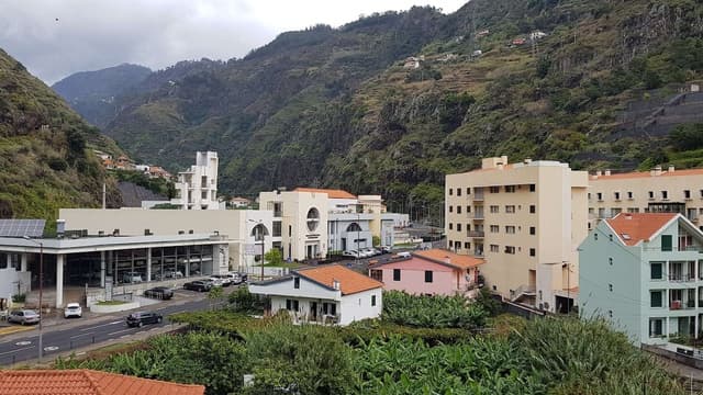 Motociclista ferido em colisão em ponto crítico da Ribeira Brava