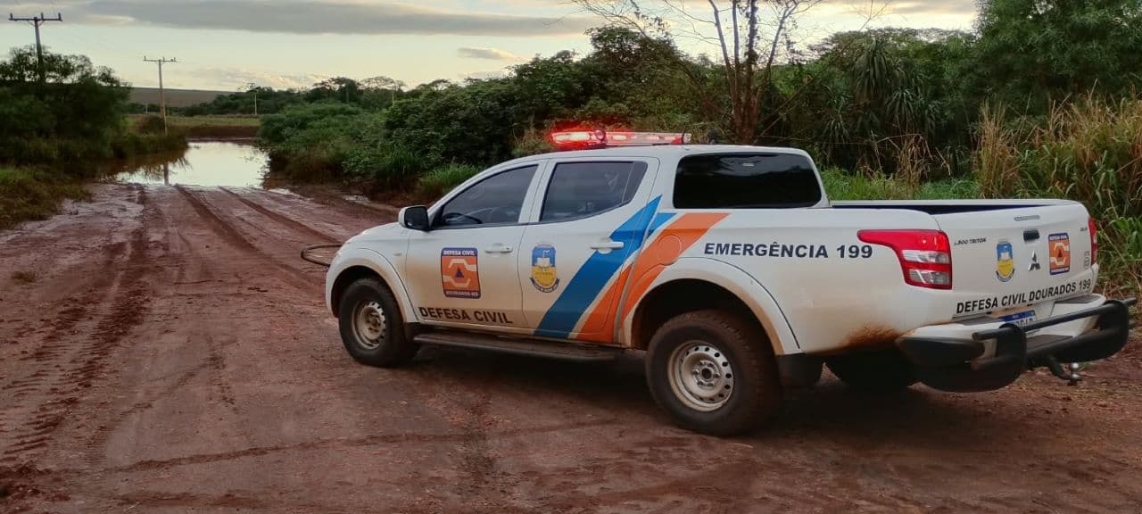 Cheia do Rio Dourados invade casas, obriga retirada de móveis e alaga estrada