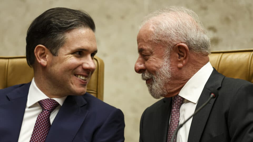 Caso Master ameaça mandato de Hugo Motta, mas rede de proteção pode impedir cassação