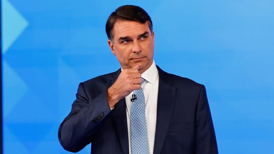Flávio Bolsonaro embarca para os Estados Unidos com passaporte europeu
