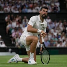 <![CDATA[ Novak Djokovic despacha Stefanos Tsitsipas e está na terceira ronda de Wimbledon  ]]>