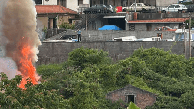 Incêndio em Santo António obriga à retirada preventiva de pessoas