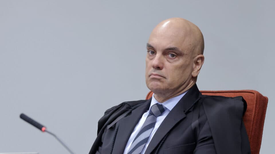 Imprensa internacional vê crise no STF após revelações envolvendo Moraes e Vorcaro