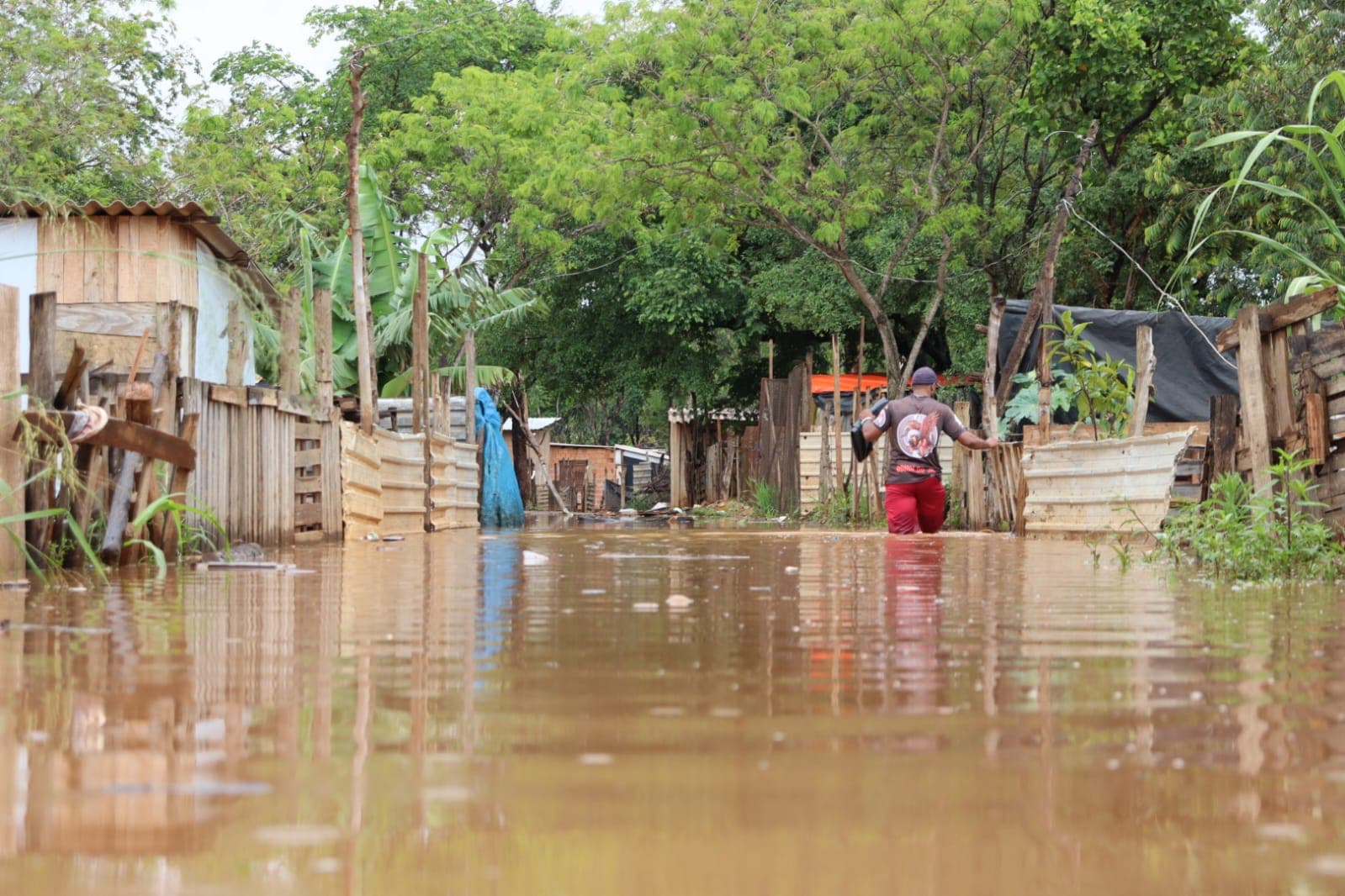 Chuva passa, mas água pode permanecer por até 30 dias em favela da Capital