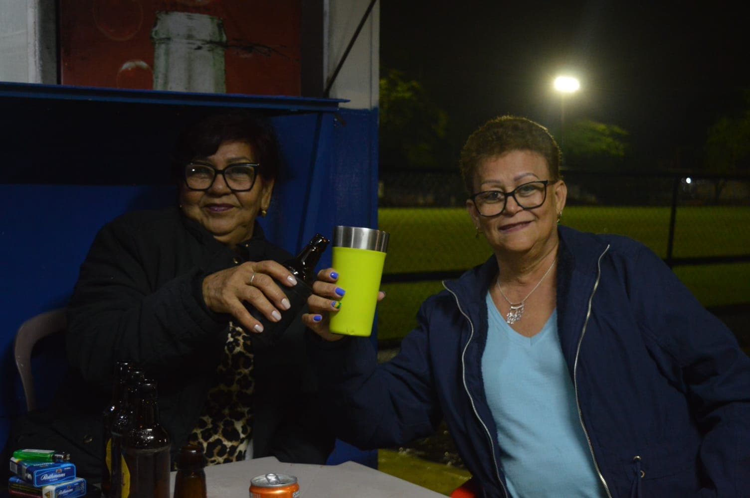 Vale até buscar a amiga de guarda-chuva para torcer pelo Brasil no bar