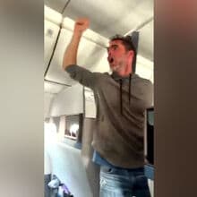 <![CDATA[ Do pânico às palmas: imagens mostram momentos de tensão durante ataque a bordo de voo da Flydubai  ]]>