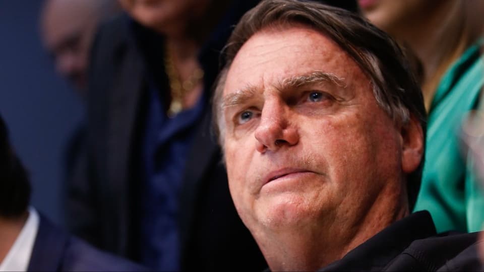 Polícia interroga Bolsonaro antes de Moraes decidir sobre retorno à Papudinha
