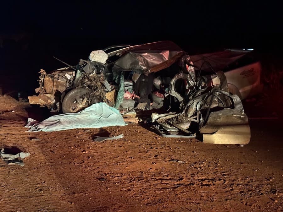 Motorista morre após Hilux bater em semi-reboque de caminhão canavieiro
