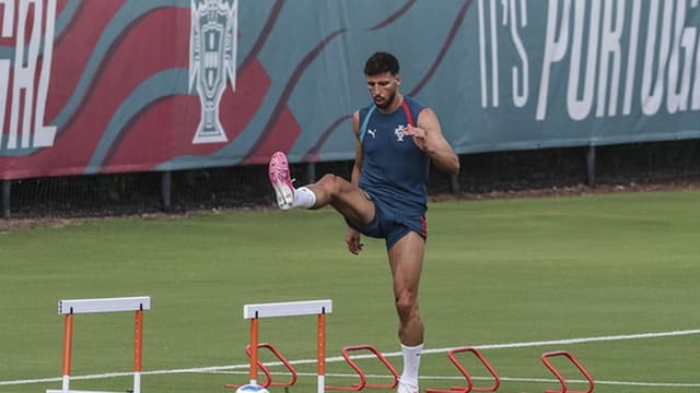 Portugal regressa ao trabalho com Rúben Dias integrado
