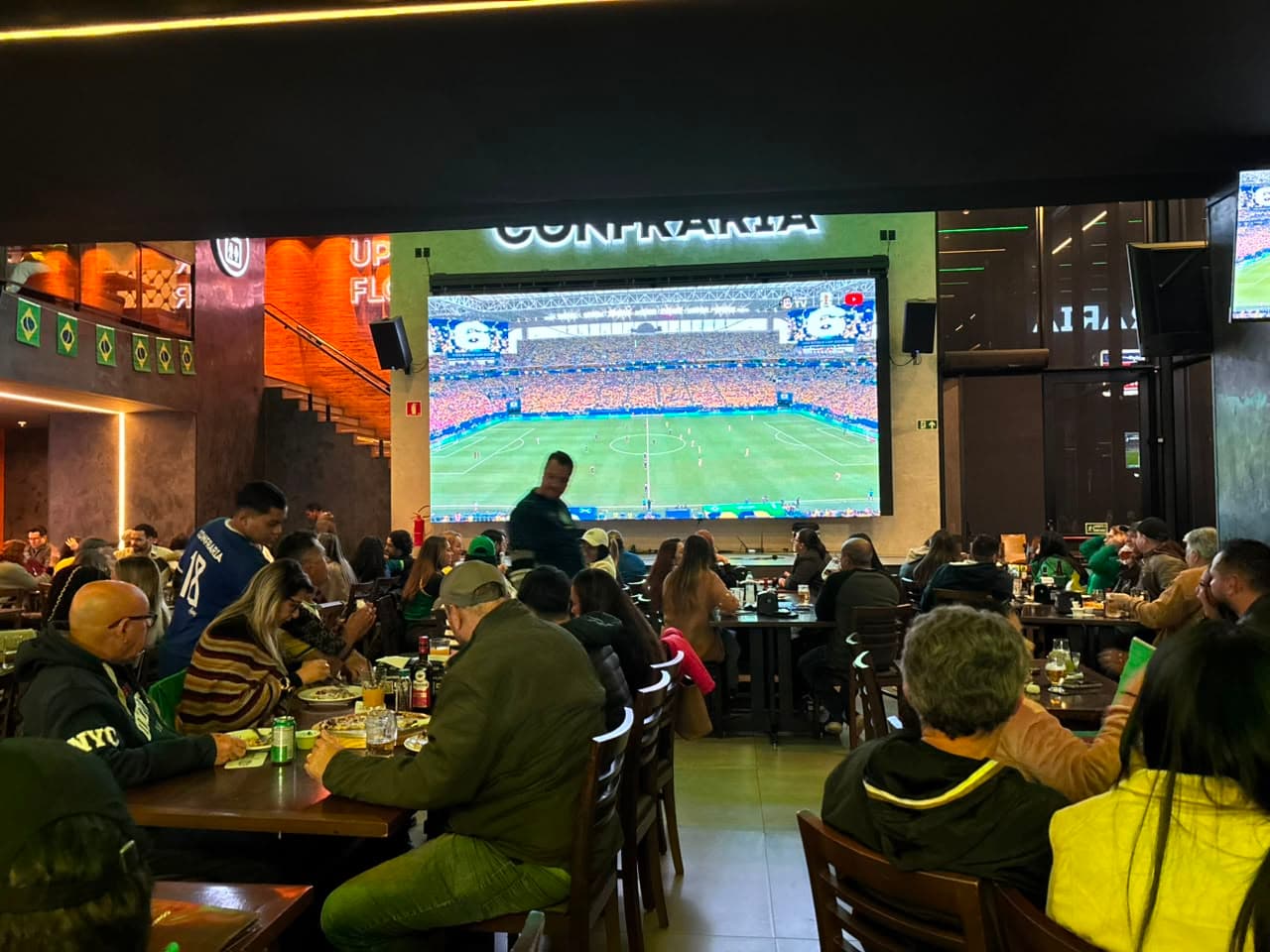 Na periferia, pizzaria lota de torcedor que fugiu do Centro na hora do jogo