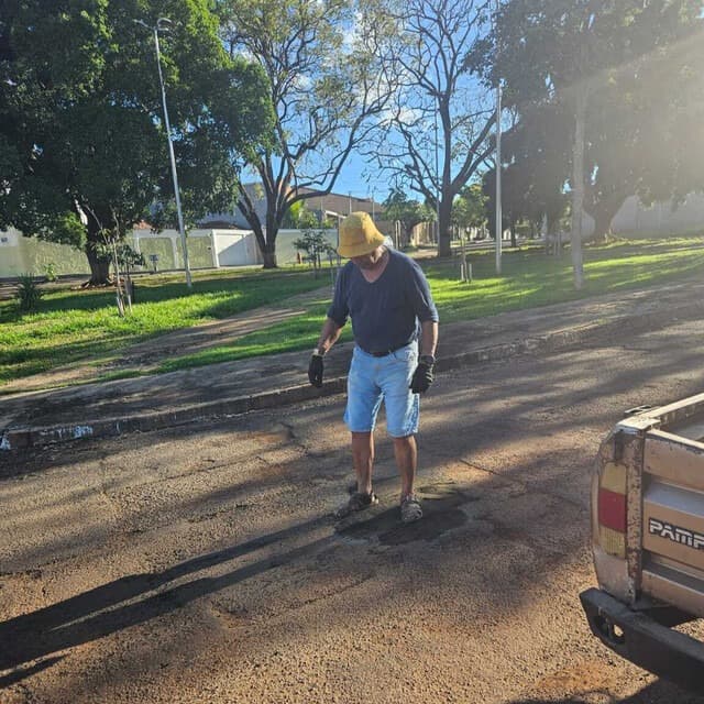 Aposentado passa dia tampando buracos por conta própria na Vila Planalto