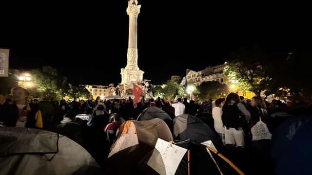 Entre turistas e o vento que empurra as tendas, acampada do Rossio promete resistir