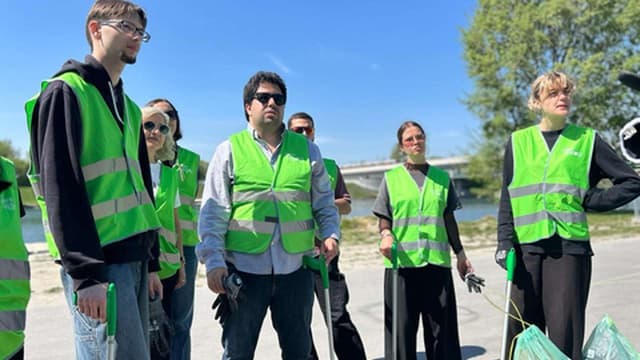 Jovens europeus realizam acção de limpeza costeira na Praia Formosa