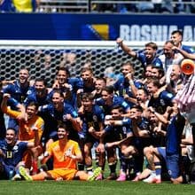 <![CDATA[ A crónica do Bósnia-Qatar, 3-1: enquanto se espera pelos outros, vai-se festejando ]]>