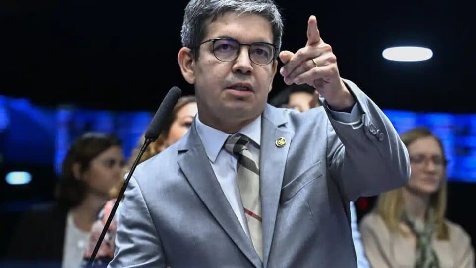 Randolfe prevê avanço do fim da 6×1 no Senado antes do recesso