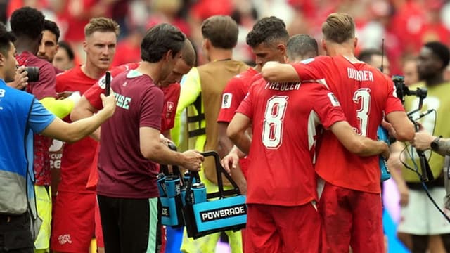 Suíça vence grupo, mas o Canadá celebra feito histórico
