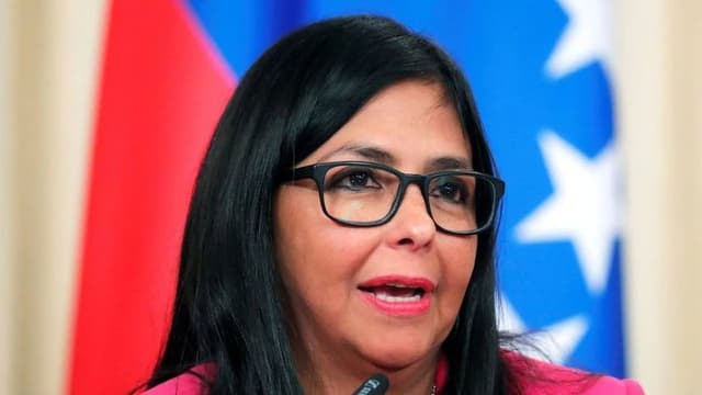 Presidente interina vaiada em visita a zona de crise em Caracas