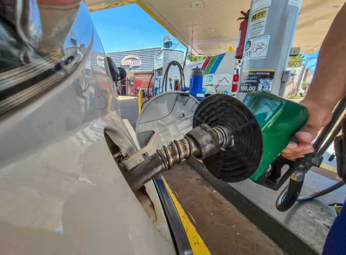 Governo corta subsídio do diesel e abre caminho para alta gradual da gasolina