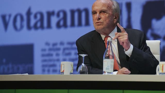 Balsemão homenageado com aplausos de pé
