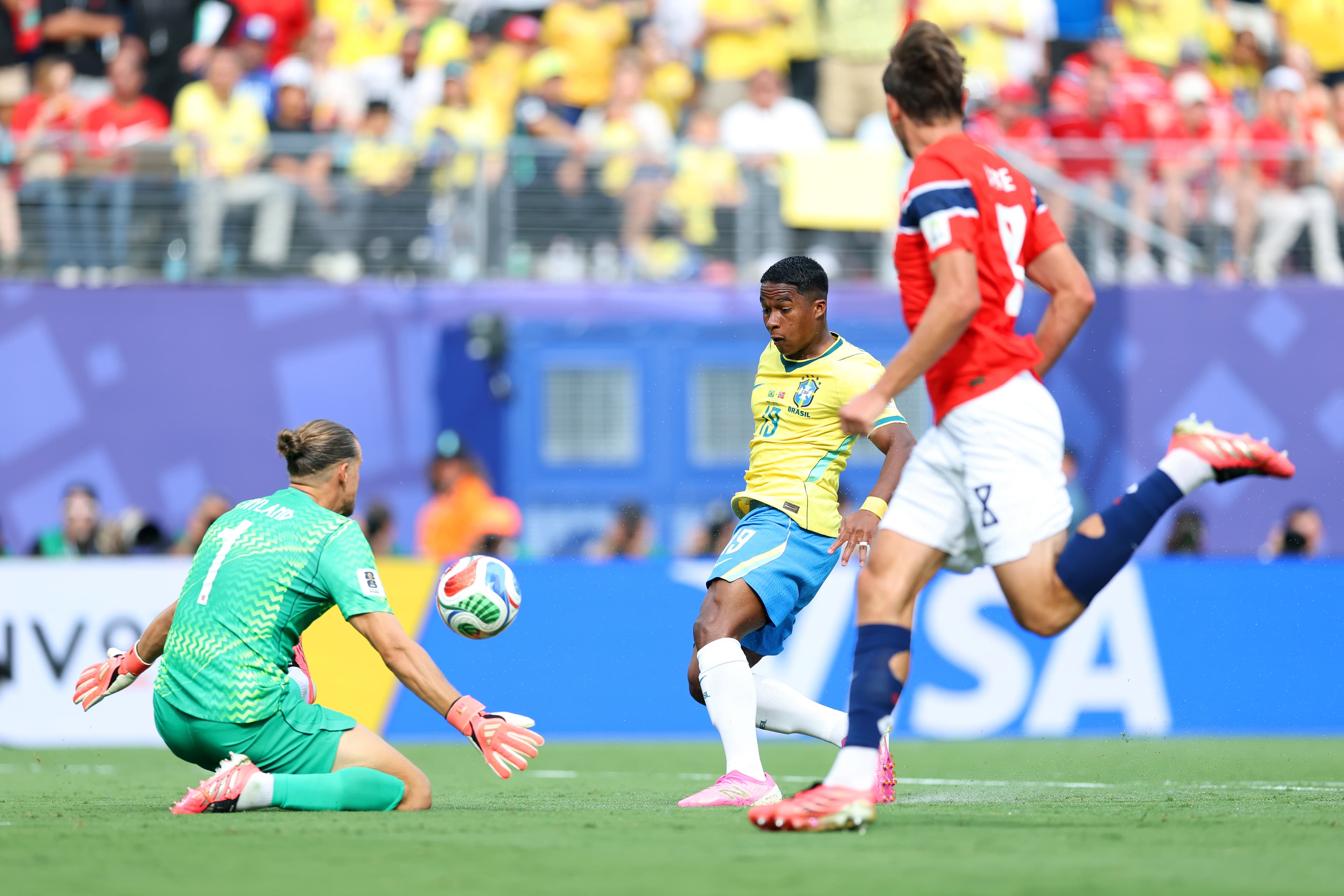 Leitores culpam time inteiro por queda do Brasil na Copa do Mundo