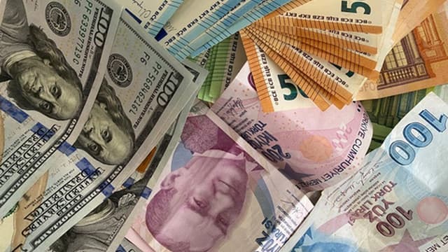 Euro sobe face ao dólar e interrompe ciclo de seis sessões em queda