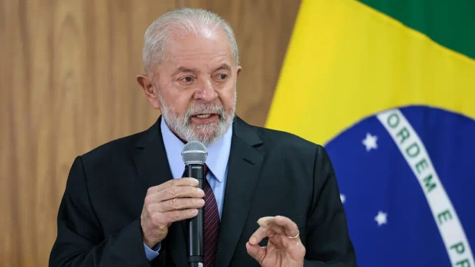 Lula envia ajuda humanitária à Venezuela após conversar com presidente interina
