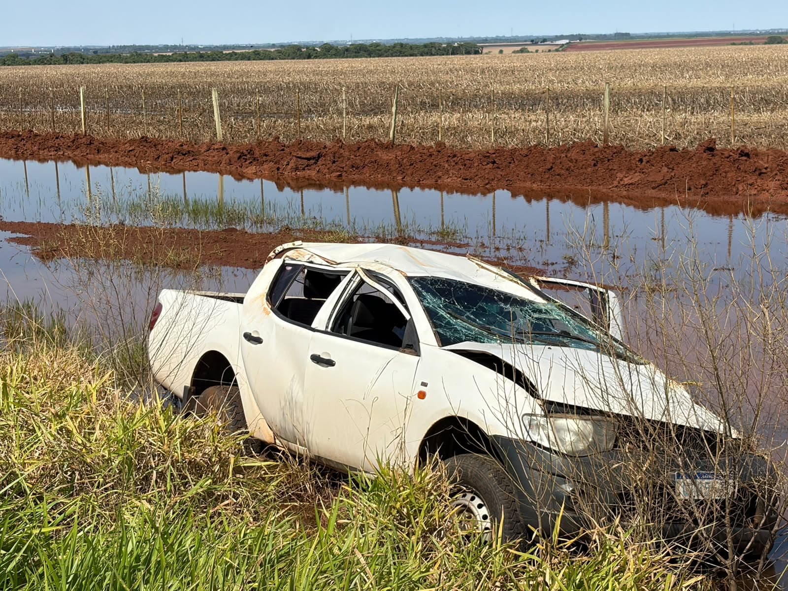 Caminhonete capota às margens da MS-060 após pneu furar em rodovia