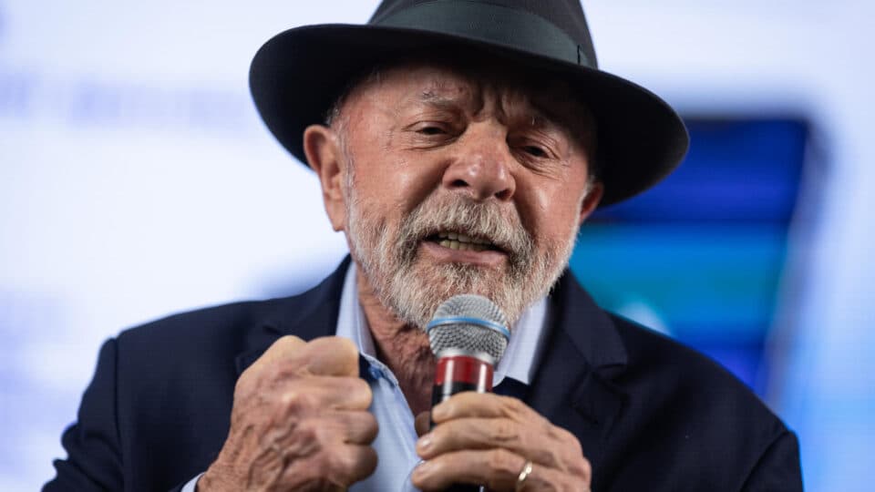 Lula contraria regra eleitoral e pede votos na BA: “dá um votinho para mim”