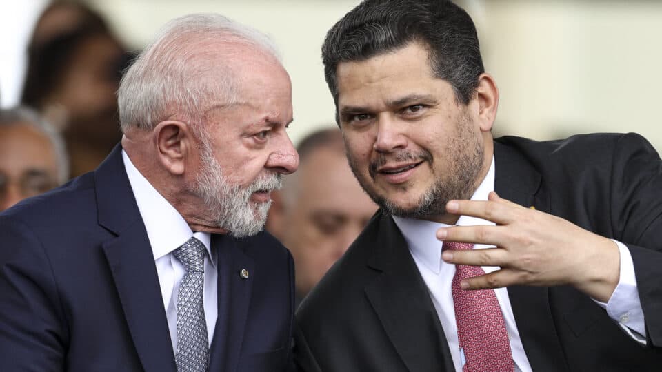 Alcolumbre envia PEC do fim da escala 6×1 à CCJ após reaproximação com Lula