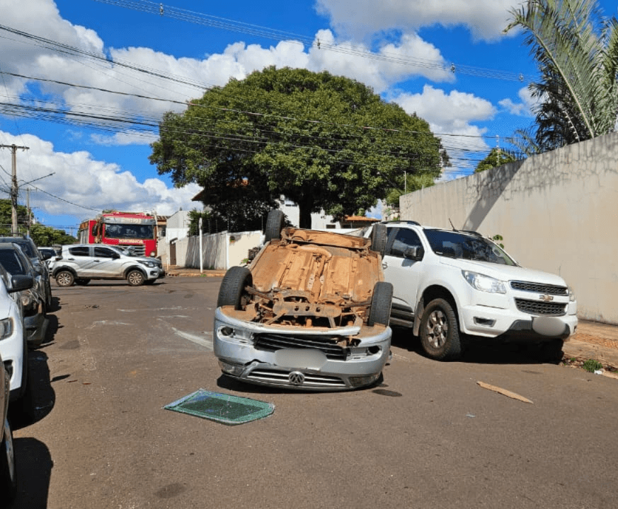 Batida em cruzamento termina com 6 veículos atingidos e carro capotado