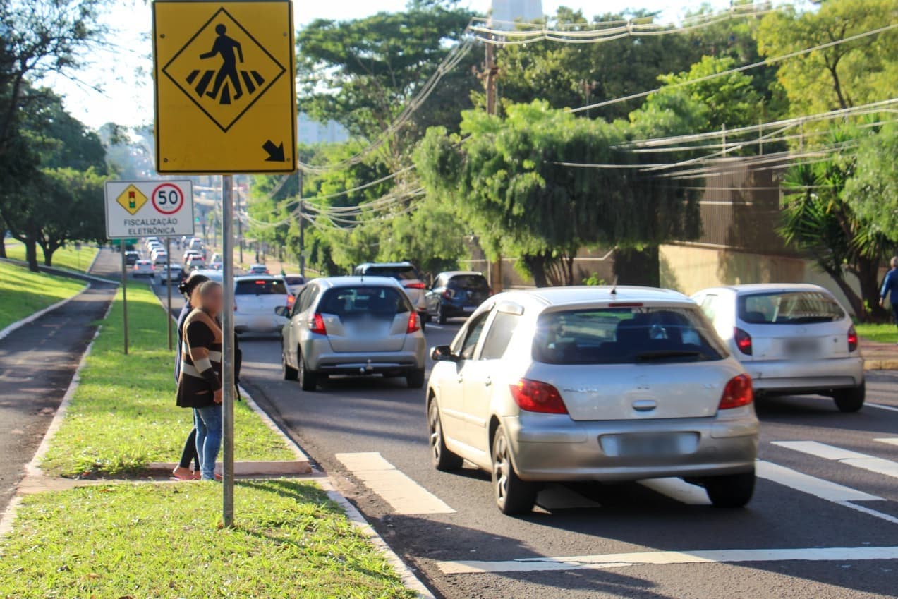 Pedestre não tem vez em Campo Grande e nos bairros a situação é ainda pior
