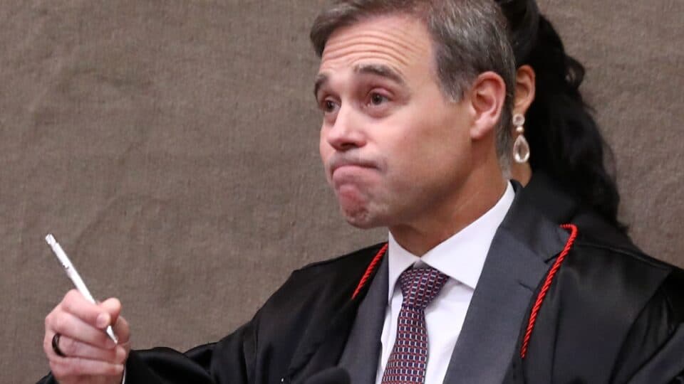 Mendonça determina retirada de publicações com ataques a Lula