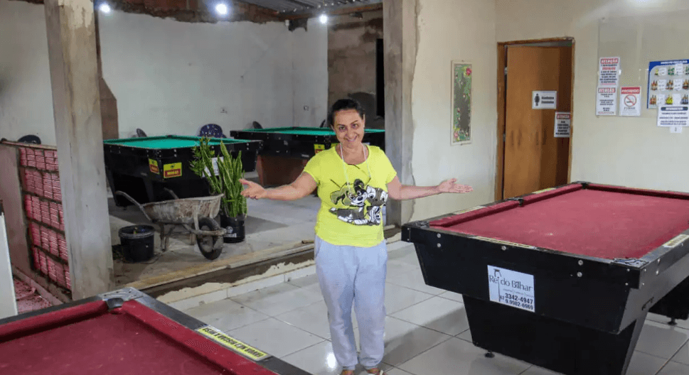 Cozinheira vende carro, constrói bar em varanda e se diverte até às 2h