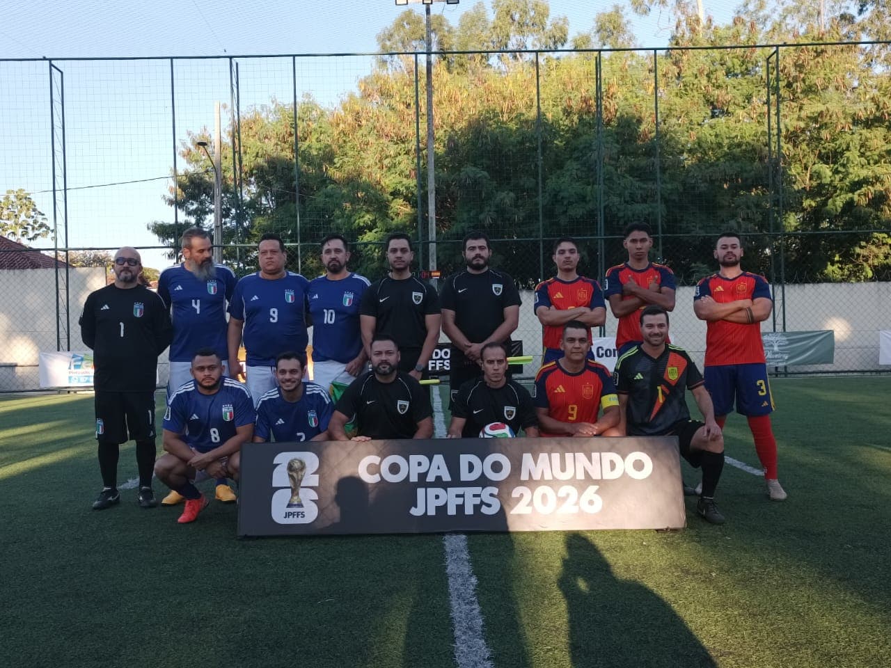 Apaixonados por futebol, amigos criam a própria "Copa do Mundo"