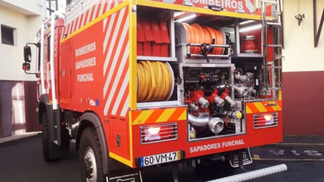 Bombeiros extinguem incêndio numa cozinha no Funchal