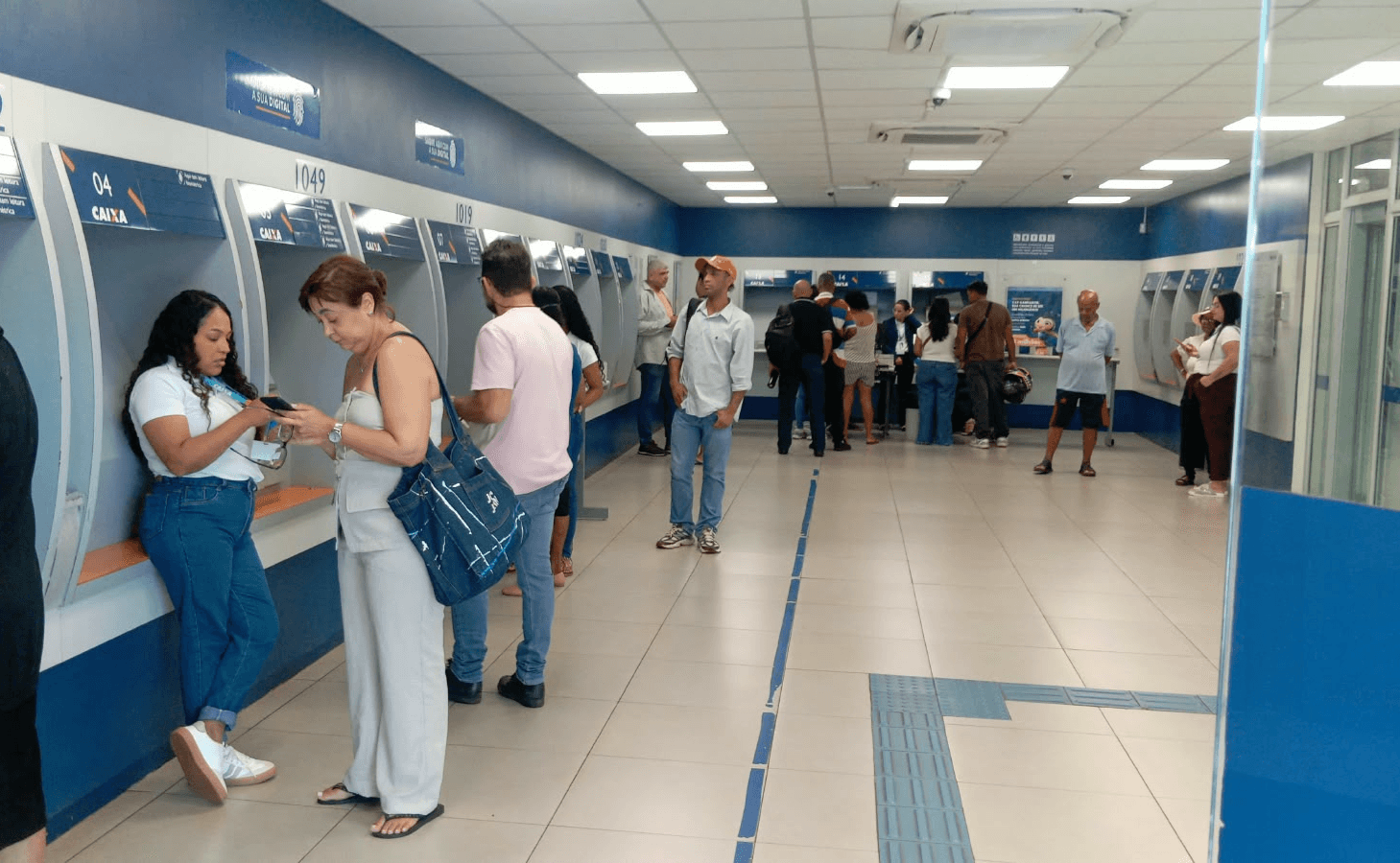 Sem tumulto, aposentados aproveitam fim da greve para resolver demandas na Caixa