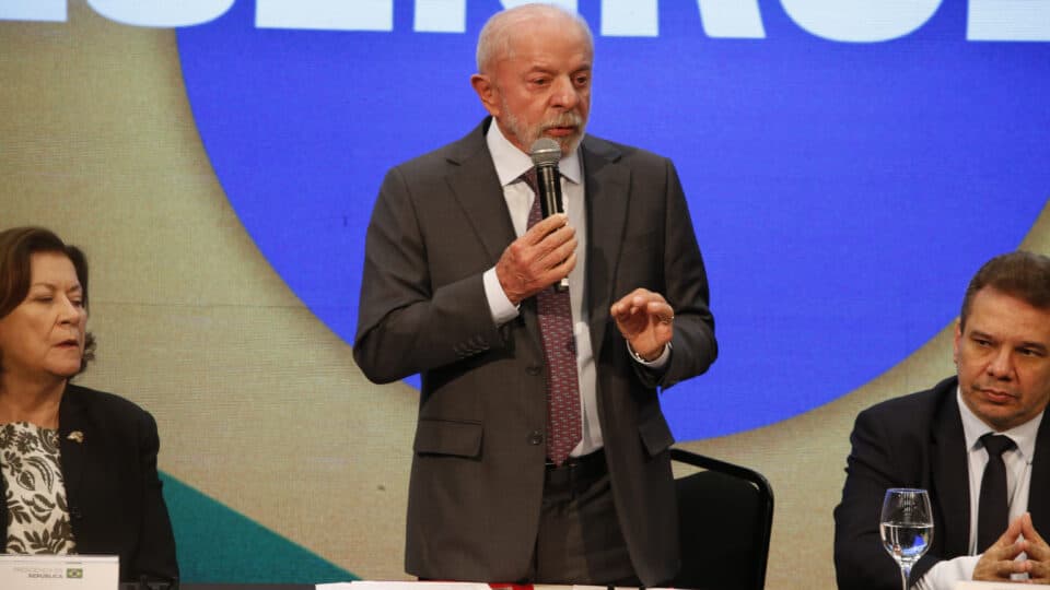 Lula diz que clubes de futebol “que se virem” após proibição de bets