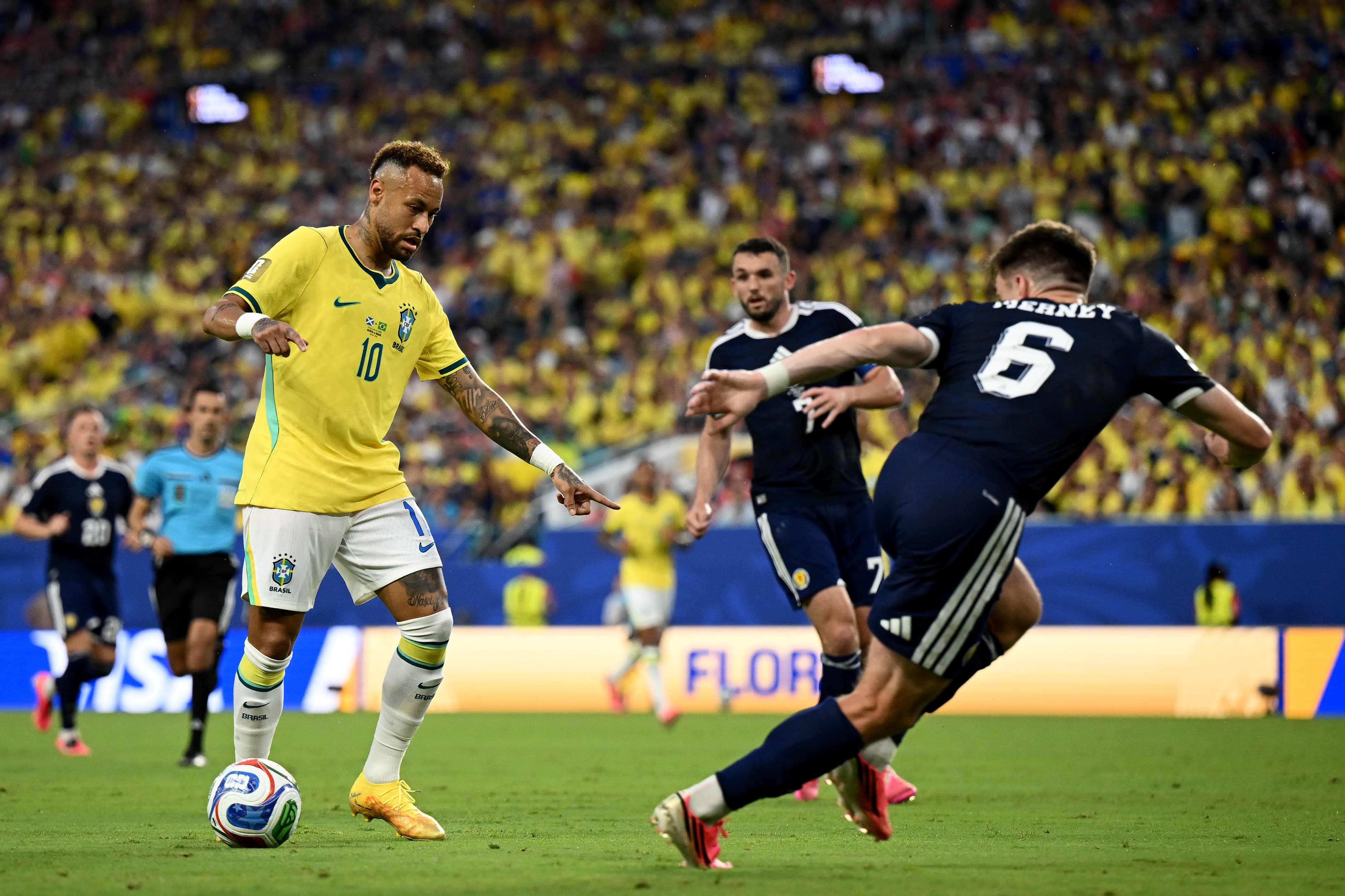 Brasil vence Escócia, avança em 1º e aguarda rival na Copa