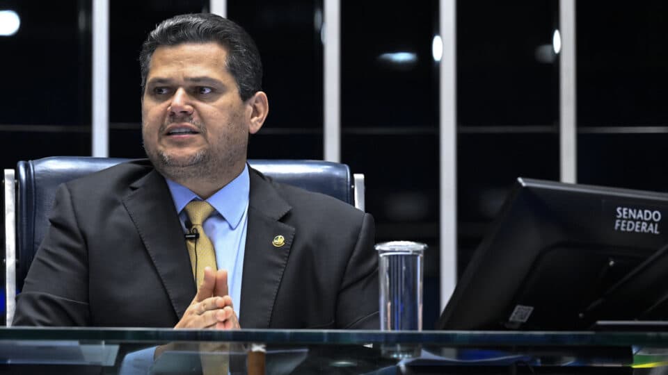 Alcolumbre evita definir calendário para votação do fim da escala 6×1