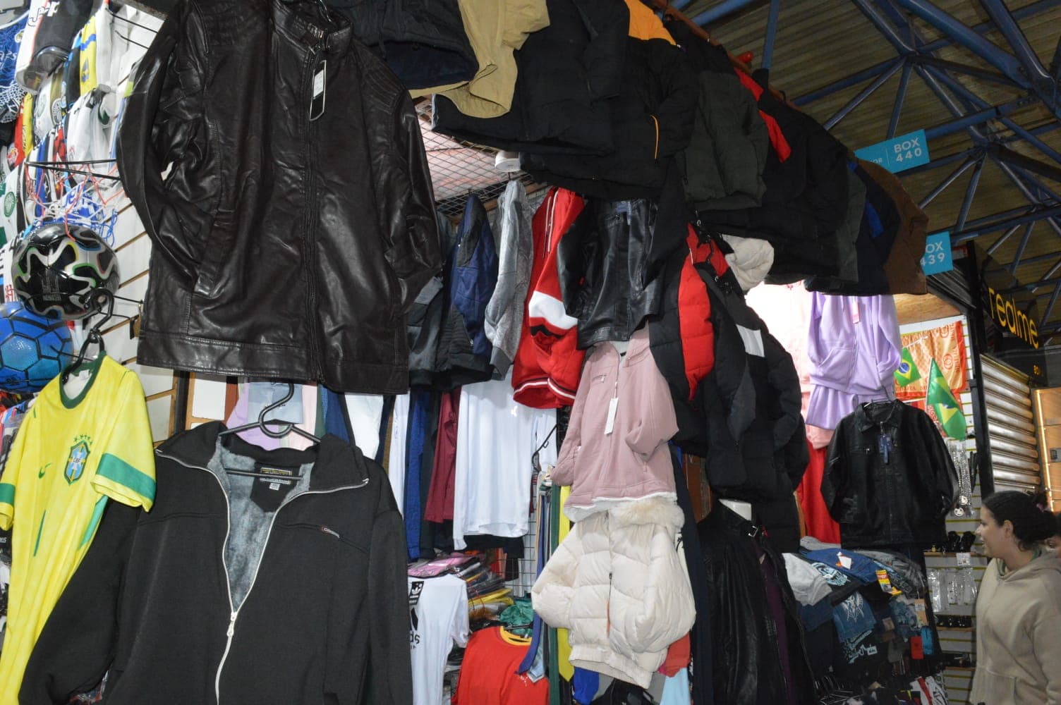 Frio impulsiona busca por aquecedores, mas roupas ainda encalham