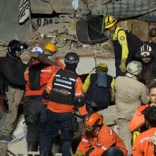 <![CDATA[ Equipas de resgate procuram sobreviventes nos escombros após sismos abalarem a Venezuela ]]>