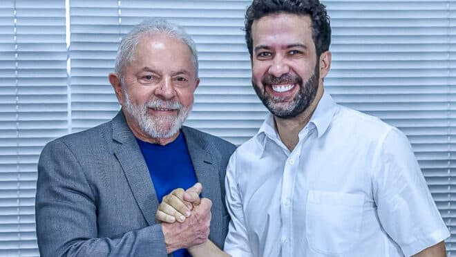 Janones volta à campanha de Lula e promete atuação sem “medo, pudor e remorso”