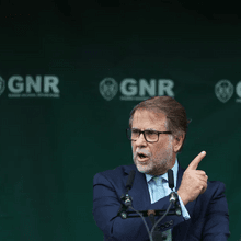 <![CDATA[ Militar da GNR aos tiros em cerimónia onde estava o ministro Luís Neves ]]>