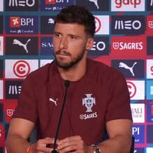 <![CDATA[ Rúben Dias e as críticas: «Não espero cenários perfeitos que deixem as pessoas embandeirarem em arco...» ]]>