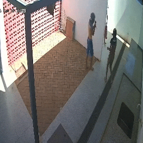 Adolescentes arrombam escola e descarregam extintores durante invasão