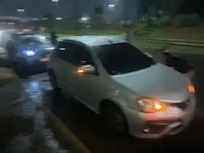 Buracos viram armadilha e deixam 6 carros com pneus furados na Costa e Silva