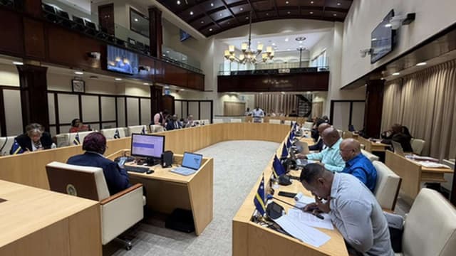 Tem o Curaçao mais autonomia e menos deputados do que a Madeira?